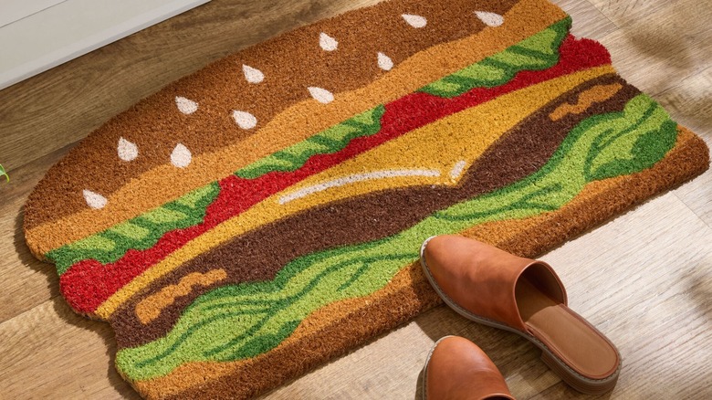 Bir çift ayakkabının yanında hamburger şeklinde paspas