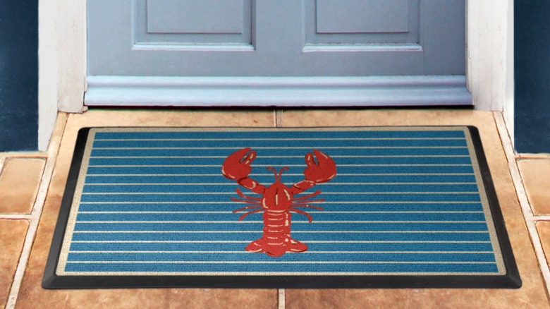 Kırmızı ıstakoz baskılı mavi ve beyaz çizgili paspas