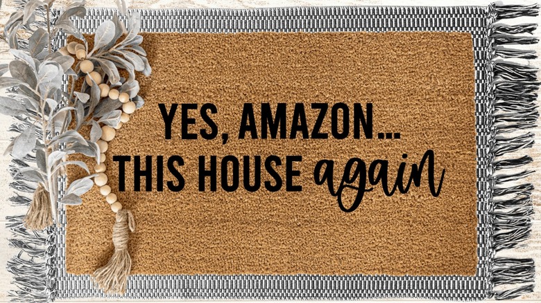 Üzerinde 'Evet Amazon... yine bu ev' yazan paspas"