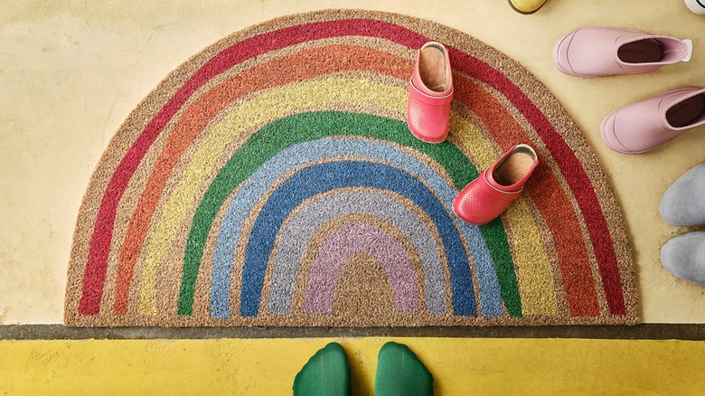 Önünde bir çift ayak bulunan gökkuşağı paspas