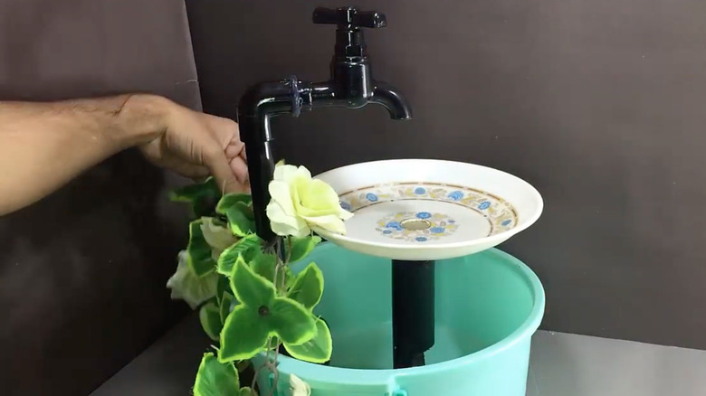 kuşlar için plastik su özelliği