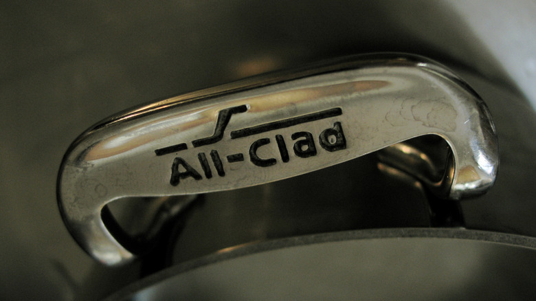 Paslanmaz çelik pişirme tavası üzerindeki All-Clad logosunun yakından görünümü