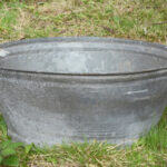 Eski Galvanizli Küveti Kuşların Keyfini Çıkarabileceği Bir Su Özelliğine Dönüştürün