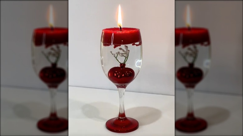 Dolar Ağacı şarap kadehinde Sevgililer Günü'nden ilham alan su mumu