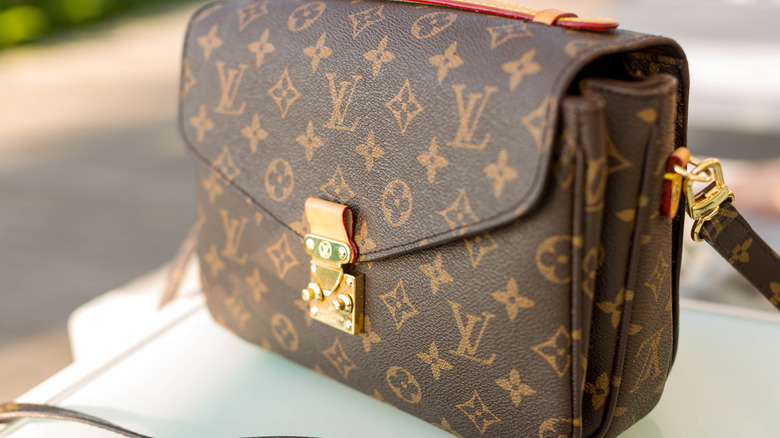 Klasik bir Louis Vuitton debriyaj çantası.