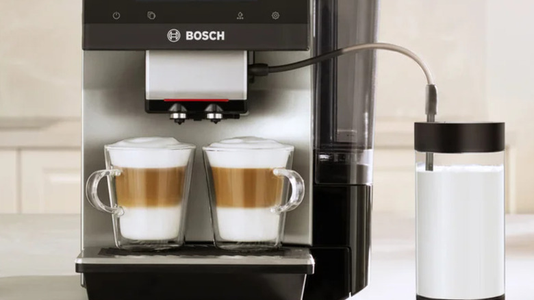 Süt için buhar çubuğuna sahip Bosch ikili otomatik espresso makinesi.