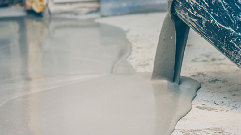 Kendiliğinden yayılan beton döken kişi