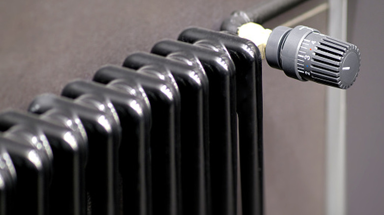 Siyah bir radyatörün yakın çekimi