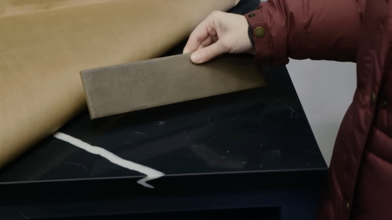 Erin Napier kahverengi backsplash döşemeyi siyah tezgahla karşılaştırıyor