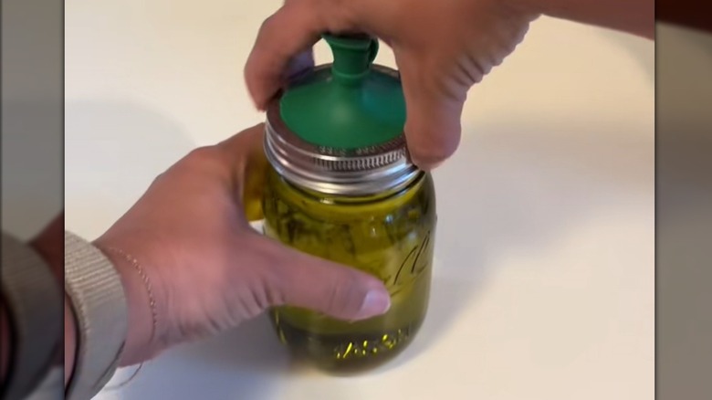 Emzikli bir Mason kavanozunda yağ