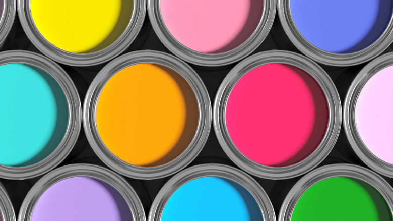 Sarı, pembe, mor, mavi, turuncu ve yeşil gibi çeşitli renklerde lateks boya kutuları