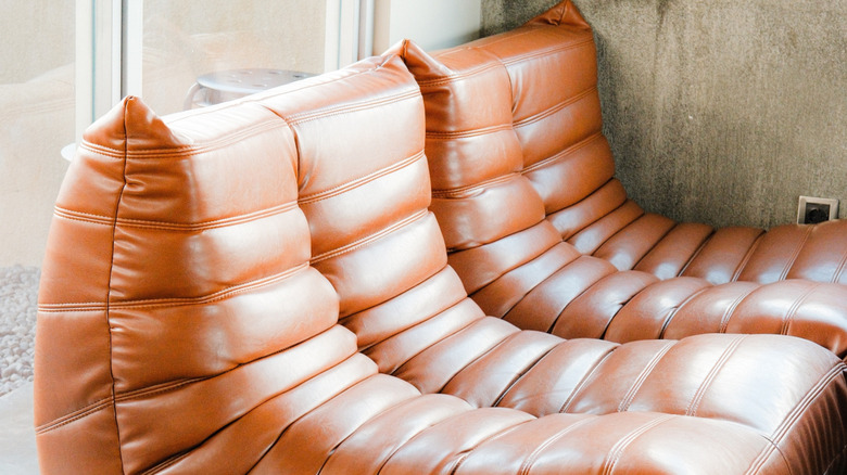 Vintage kahverengi Togo kanepe