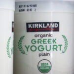 Yoğurt Kaplarını Kullanışlı Bir Depolama Sepeti Yapmak İçin Kaydedin