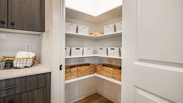 Küçük bir gömme kilerde yeni raflar ve saklama kutuları