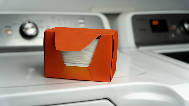 kurutucunun üstünde duran açık kutu kurutucu çarşafları