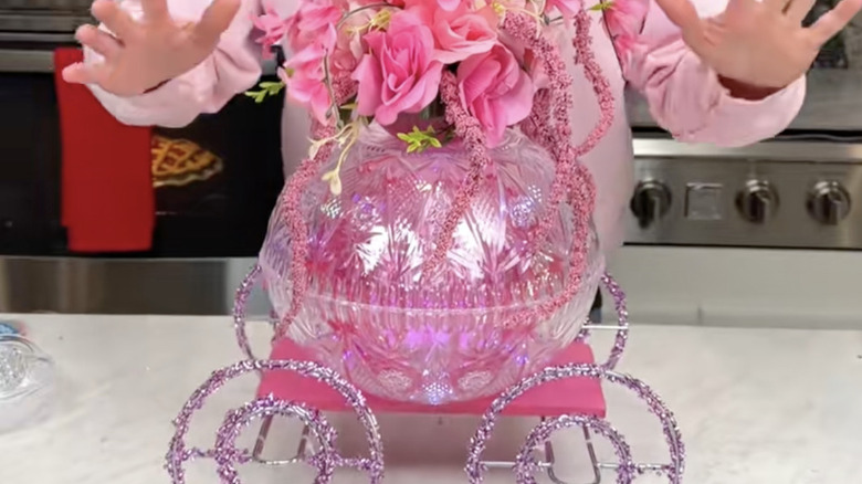 Tamamen Dolar Ağacı ürünlerinden ve malzemelerinden yapılmış çiçekli bir masa üstü dekorasyonu.