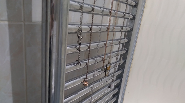 havlu askısına asılı mücevherler