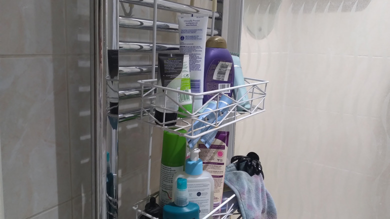 havlu askısı üzerinde duş kutusu