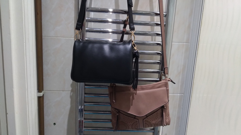 havlu askısına asılı çantalar