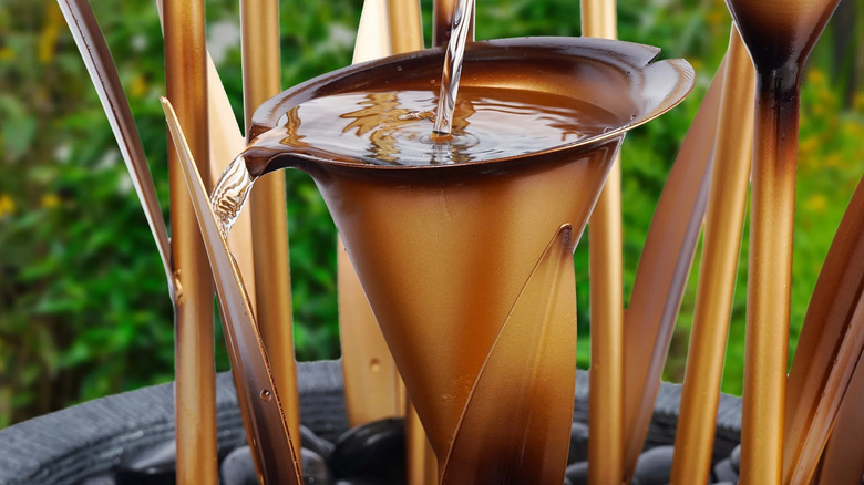 Bahçedeki çalışan bir calla lily su çeşmesinin yakın çekim fotoğrafı