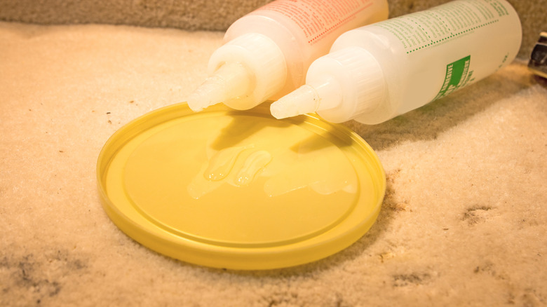 Çatlağı düzeltmek için iki parçalı epoksiyi karıştırmak