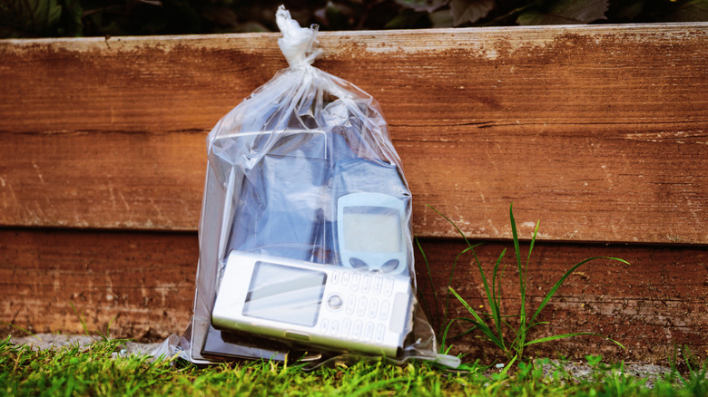 İçinde elektronik cihazlar bulunan plastik torba