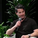 HGTV'den Nate Berkus, Bunaltıcı Olmadan Bir Mekana Nasıl Renk Katıyor?