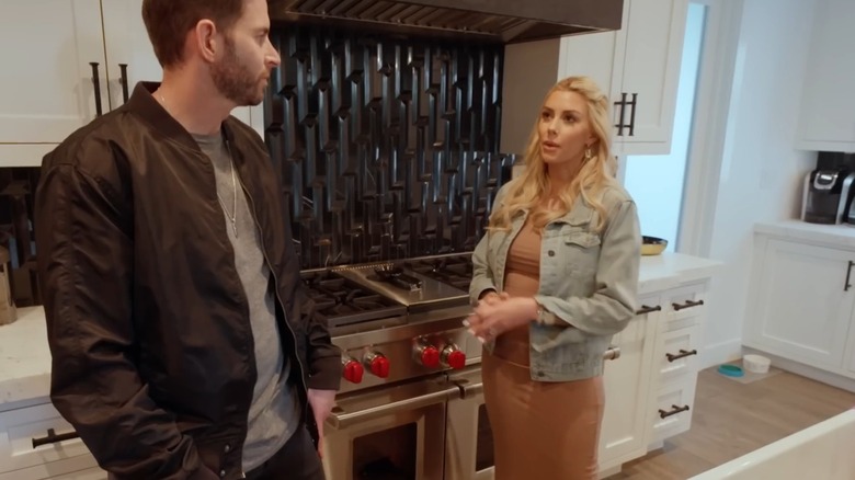 Tarek ve Heather Rae El Moussa, siyah geometrik arka panelli mutfaklarında
