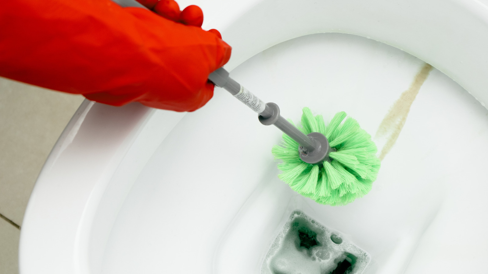 Kireçli Tuvalet Lekelerini Anında Ortadan Kaldıran Uygun Fiyatlı Tüyo