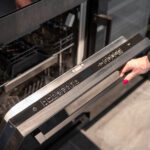 Bulaşık Makinenizdeki Yanan Plastik Kokusu Size Neyi Anlatmaya Çalışıyor (ve Ne Zaman Uzman Aramanız Gerekir)