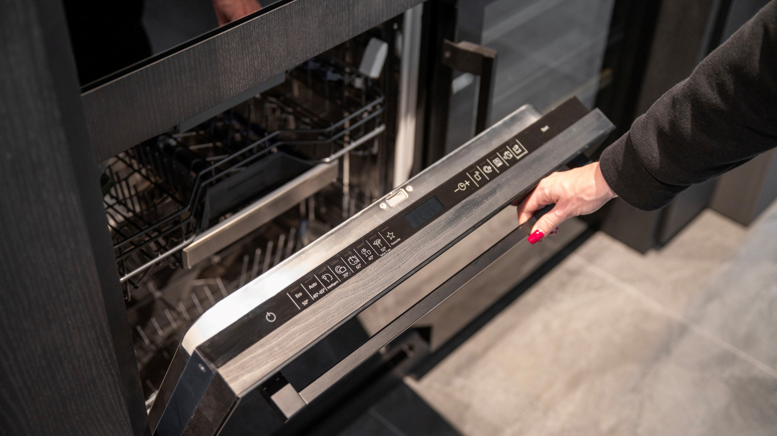 Bulaşık Makinenizdeki Yanan Plastik Kokusu Size Neyi Anlatmaya Çalışıyor (ve Ne Zaman Uzman Aramanız Gerekir)