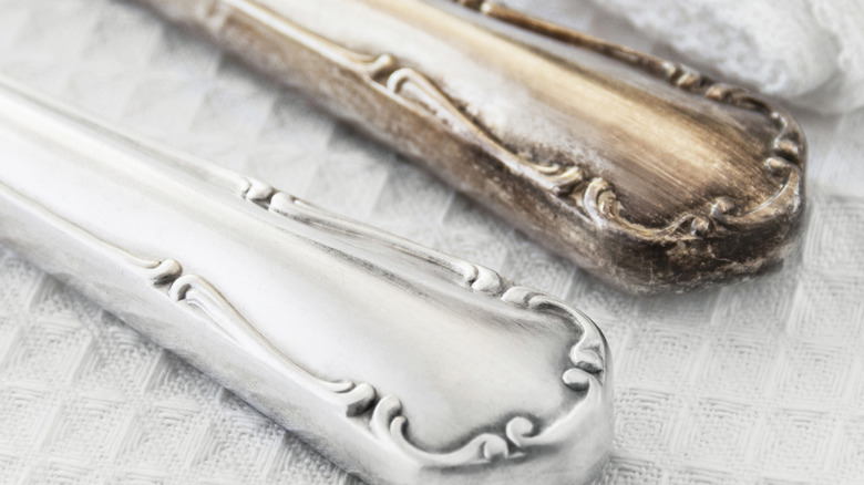 Cilalı bir gümüş eşyaya kıyasla kararmış bir gümüş parçası