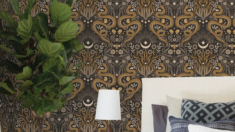 Yeşil bir bitki ve lamba ile yatak odasında yılan kahverengi ve turuncu duvar kağıdı