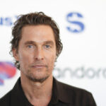 Matthew McConaughey'nin Çarpıcı Çiçek Duvar Kağıdının 7 Uygun Fiyatlı Kopyası