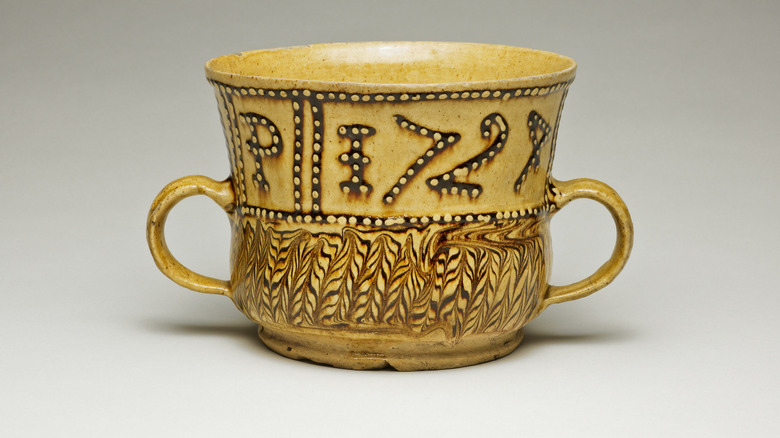 Kaygan kaplamalı, 1700'lerden kalma vintage Staffordshire çömlekleri