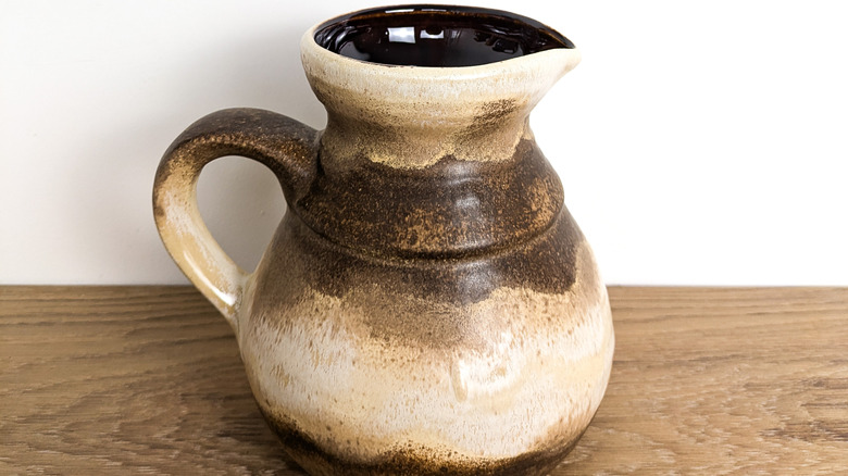 Nötr toprak tonlarında, yüzyıl ortası modern Danimarka sürahisi