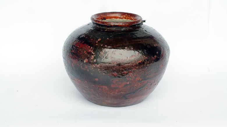 Fırlatılan yüzüklerin kanıtı olan vintage çömlek