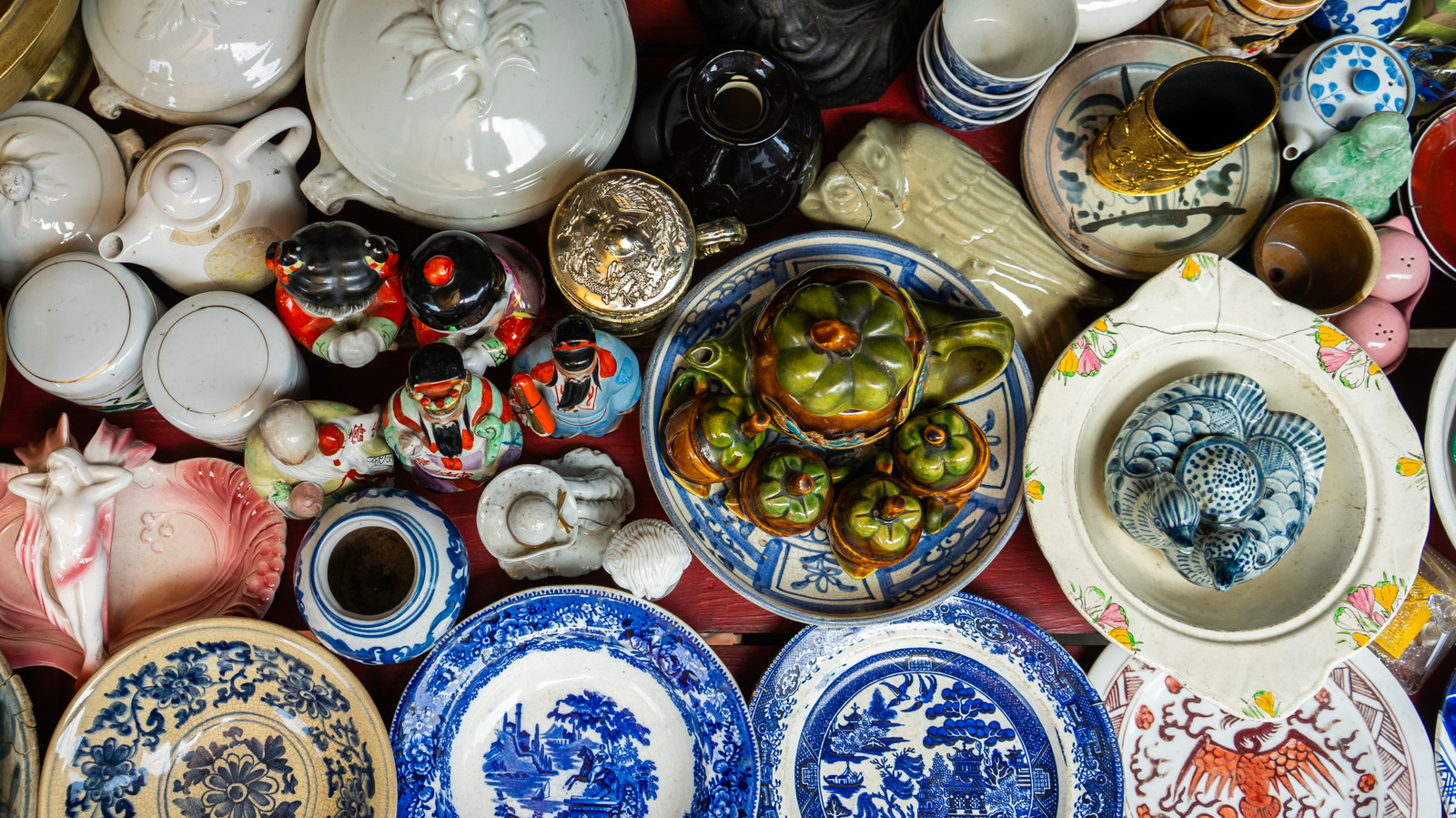 İkinci El Mağazasındaki Otantik Vintage Çömleklerin Nasıl Belirleneceğine İlişkin 10 İpucu