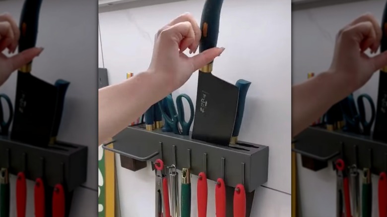 El duvara monte raftan bıçak çekiyor