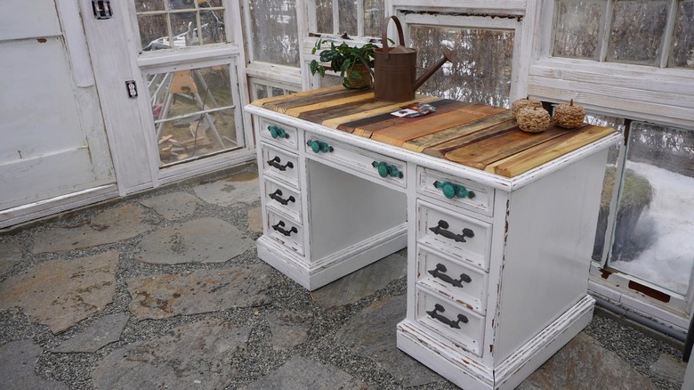 Eski yatak odası makyajı bahçe saksı istasyonuna dönüştü.