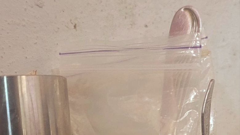 Ziploc plastik poşet içindeki gümüş eşyalar.