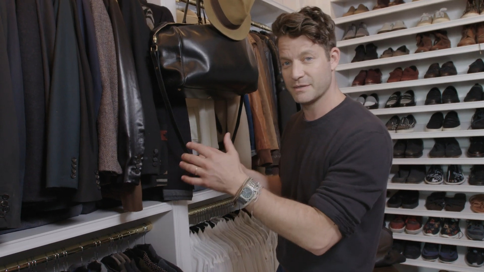 HGTV'den Nate Berkus, Ortak Dolabı Düzenli Tutmak İçin Akıllı Bir İpucu Paylaşıyor