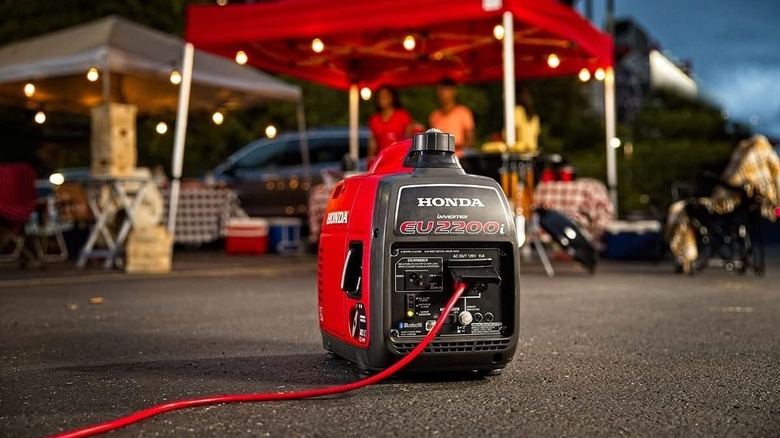 Honda 2200 Watt'lık Taşınabilir İnverter Jeneratör bir kamp alanına güç sağlıyor