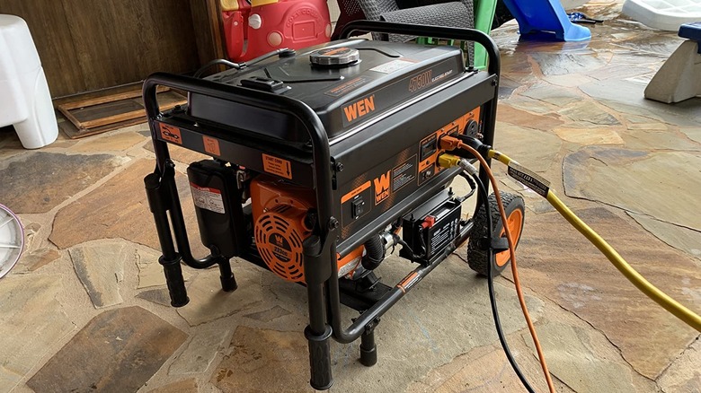Ahşap zemin üzerinde WEN 5600 Watt'lık Taşınabilir Jeneratör