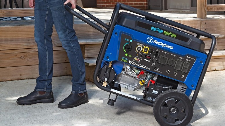 Westinghouse 14500 Watt'lık Taşınabilir Jeneratörü hareket ettiren bir adam