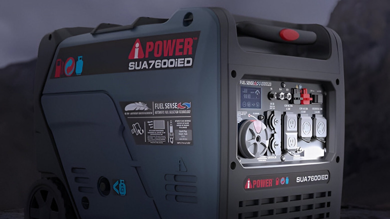 Açık havada duran A-iPower 7600 Watt Çift Yakıtlı İnverter Jeneratör