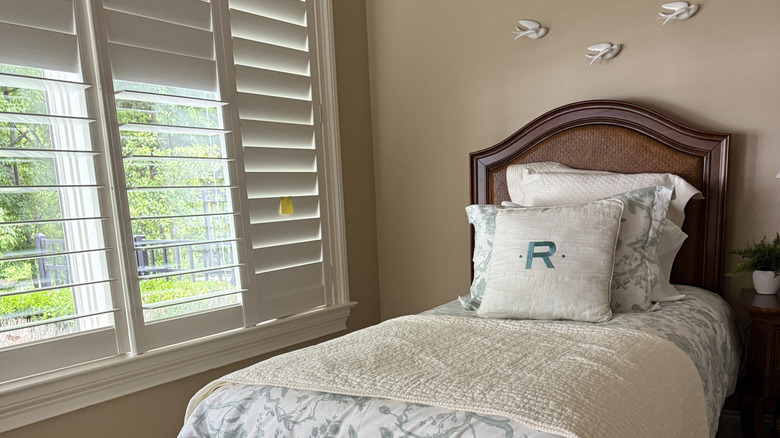 Üzerinde blok yazı tipi bulunan bir yastık