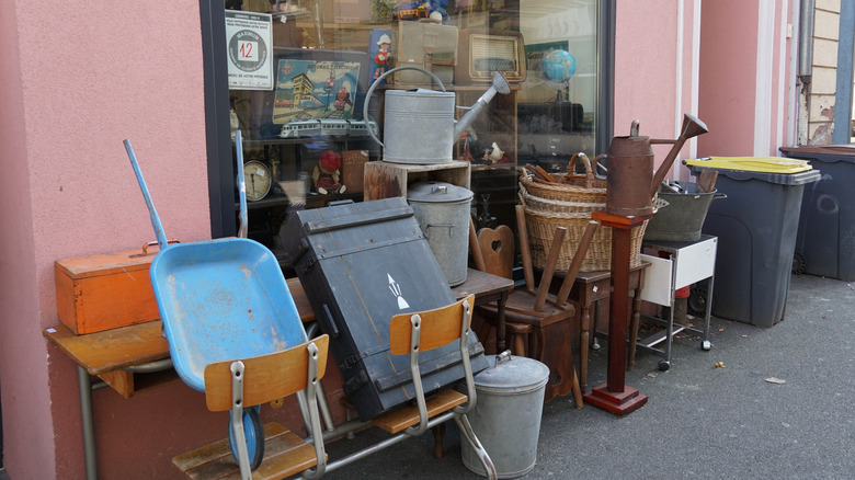 Bir ikinci el mağazasının önünde duran bahçe malzemeleri