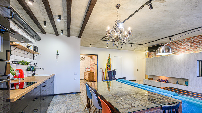 Rustik ve çağdaş unsurlara ve açık ahşap kirişlere sahip modern mutfak