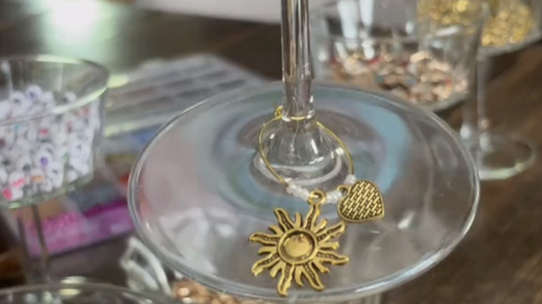 Güneş ve kalp cazibeli bir şarap kadehinin tabanı.